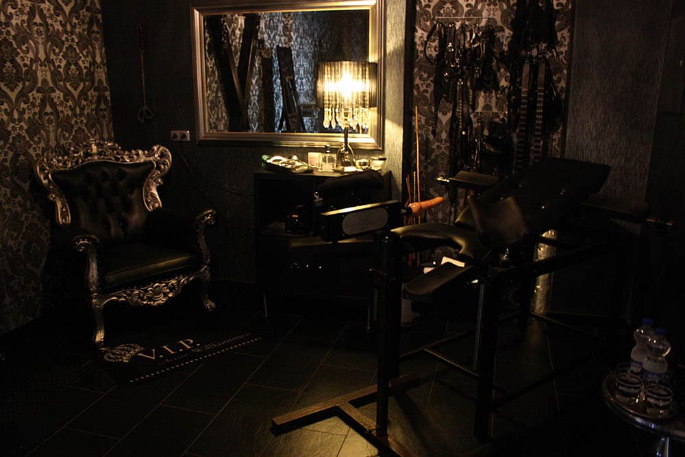 Das Dominastudio SM Art bietet BDSM und Fetish Erotik in Köln, Dominas, Bizarrladies, Klinikerotik und Studiovermietung in Köln, Cologne. Erlebe Sadomasochismus und Klinikerotik in Köln am Rhein. Dominas und Bizarrladies erziehen hier ihre Sklaven.